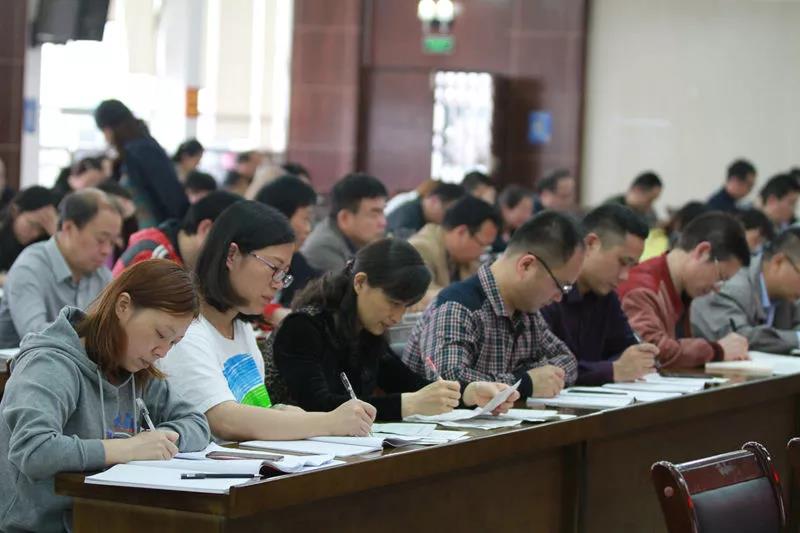党员们认真做笔记