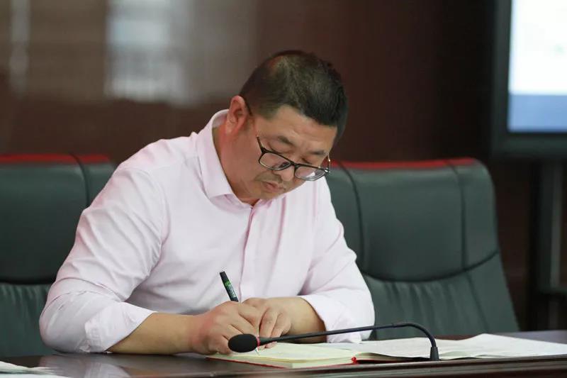 贺泽文书记主持会议