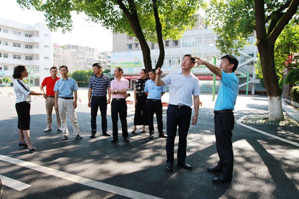 傅军副市长听取十六中校长朱修才（右一）汇报.jpg