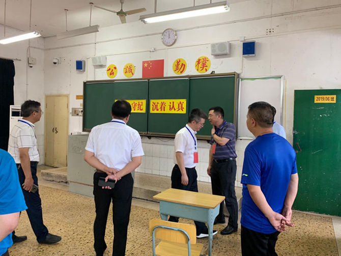 何俊峰副书记检查隔离考室并与唐新建校长交流意见_副本.jpg
