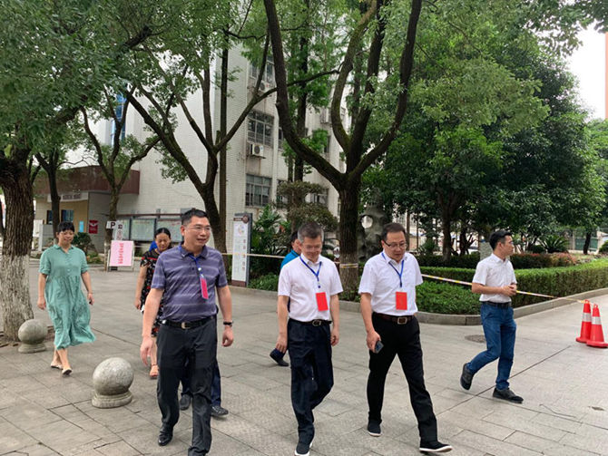 何俊峰副书记巡视校园_副本.jpg