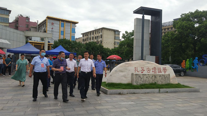 白云峰书记（前排着白衬衣者）等来到湘潭市一中_副本.jpg