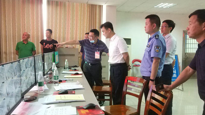 白云峰书记在监控室察看监控视频-副本.jpg