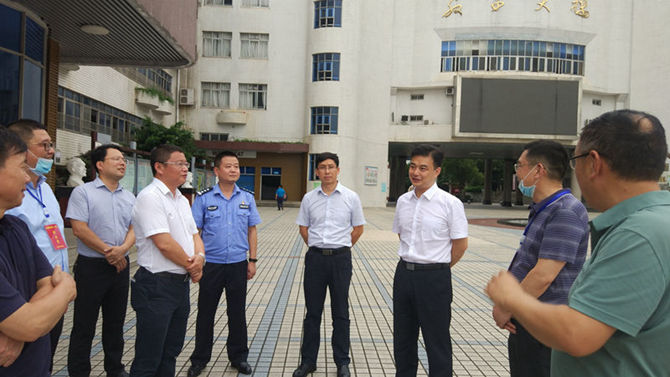 白云峰书记与学校领导及雨湖区相关部门负责人交流_副本.jpg