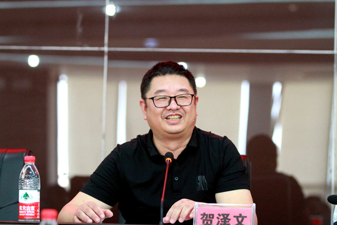 00贺泽文书记主持大会.jpg